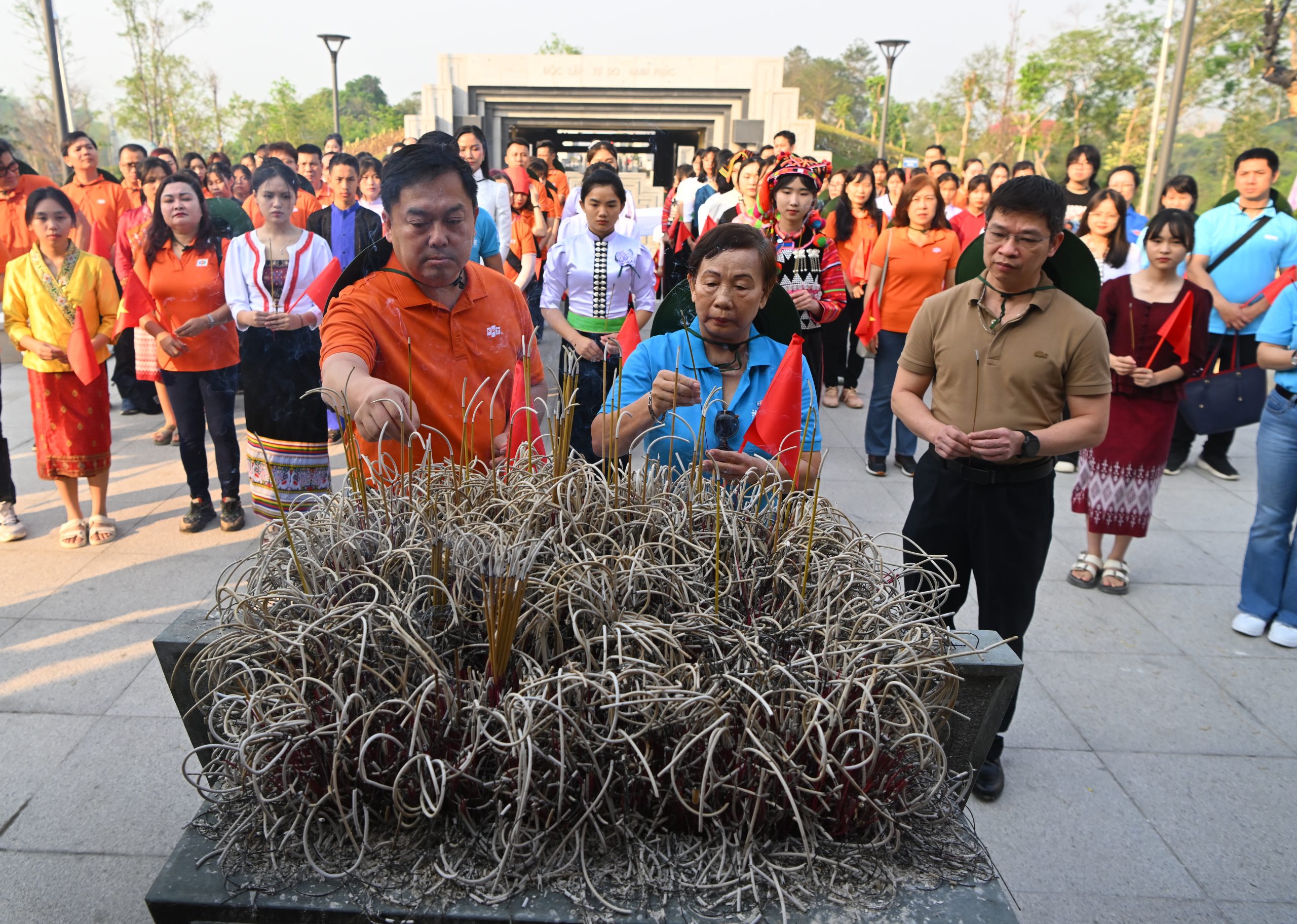 Bà_Trương_Thị_Thanh_Thanh_và_ông_Hoàng_Nam_Tiến_-_thành_viên_Hội_đồng_Sáng_lập,_Phó_Chủ_tịch_Hội_đồng_trường_Trường_Đại_học_FPT,_đại_diện_đoàn_FPT_dâng_hươ