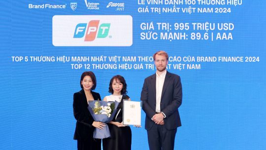 Đại diện tập đoàn fpt, bà mai thị lan anh giám đốc truyền thông lên nhận giải thưởng 01