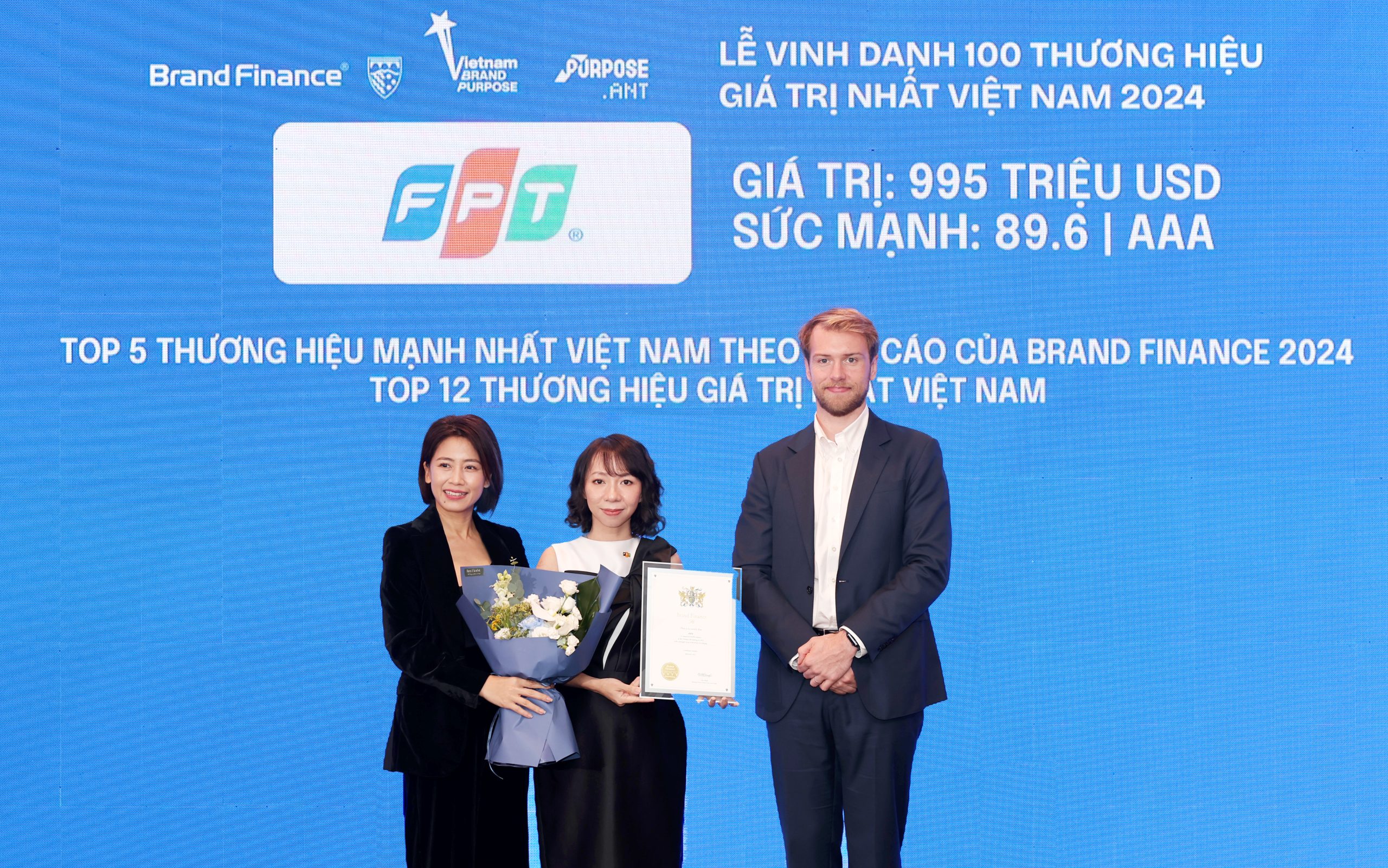 Đại_diện_Tập_đoàn_FPT,_bà_Mai_Thị_Lan_Anh_Giám_đốc_Truyền_thông_lên_nhận_giải_thưởng_01